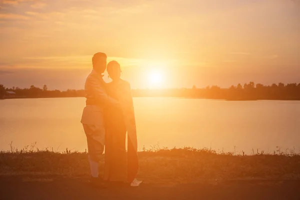 Silhouette Two Girls Facing Each Other Hold Hands Together — Stock Photo, Image