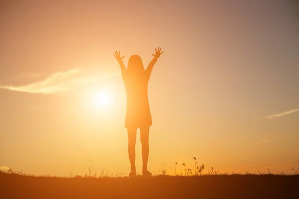 Silhouette Donna Che Prega Uno Sfondo Bellissimo Cielo — Foto Stock