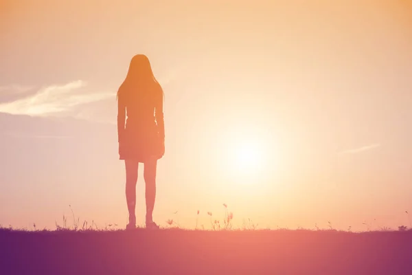 Silueta Mujer Rezando Sobre Hermoso Fondo Del Cielo — Foto de Stock