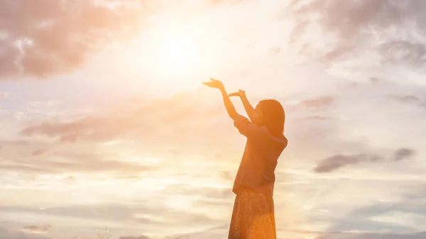 Sylwetka Kobiety Modlącej Się Nad Pięknym Tle Nieba — Zdjęcie stockowe
