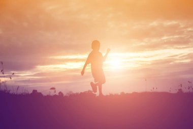 Çocuk siluet, çocuğun sevinç anlar. Doğa günbatımı