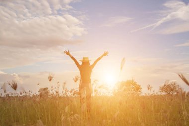Güzel bir arka plan için dua eden bir kadın silueti.
