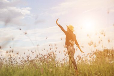 Güzel bir arka plan için dua eden bir kadın silueti.