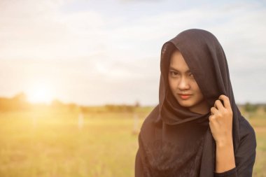 Güzel bir arka plan için dua eden bir kadın silueti.