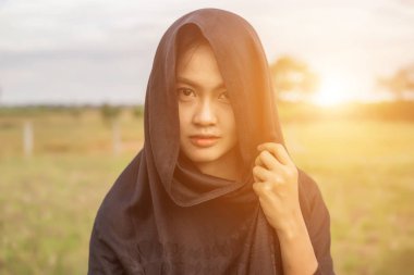 Güzel bir arka plan için dua eden bir kadın silueti.