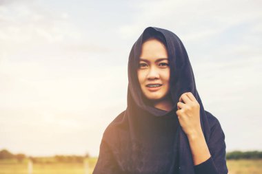 Güzel bir arka plan için dua eden bir kadın silueti.