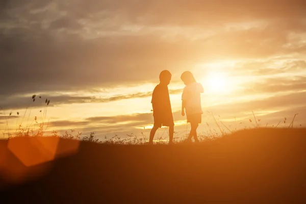 Sylwetka Szczęśliwy Dzieci Szczęśliwy Czas Zachodu Słońca — Zdjęcie stockowe
