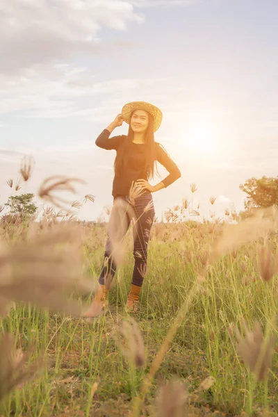 Güzel bir arka plan için dua eden bir kadın silueti.