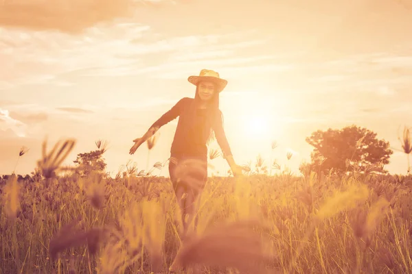 Güzel bir arka plan için dua eden bir kadın silueti.