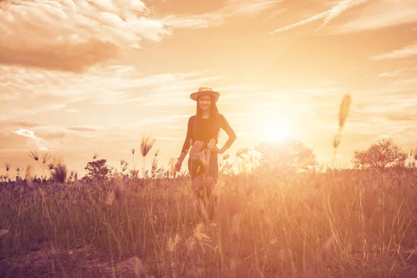 Güzel bir arka plan için dua eden bir kadın silueti.