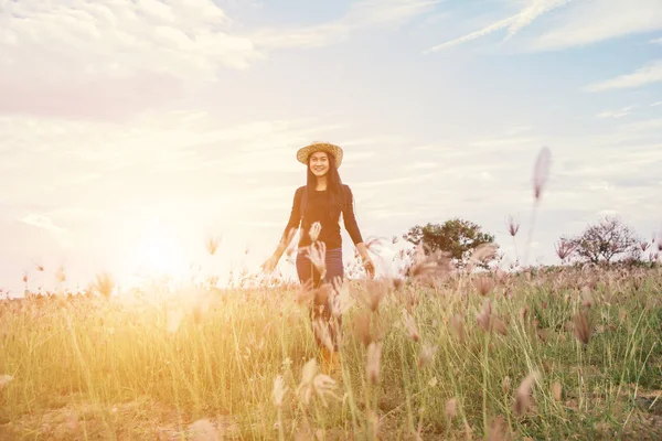 Güzel bir arka plan için dua eden bir kadın silueti.