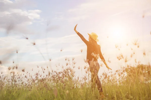 Güzel bir arka plan için dua eden bir kadın silueti.