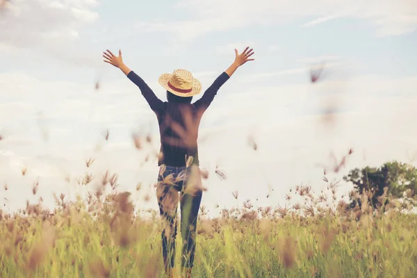 Güzel bir arka plan için dua eden bir kadın silueti.