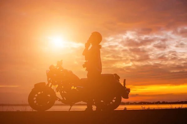 Mulher Motociclista Sobre Pôr Sol — Fotografia de Stock