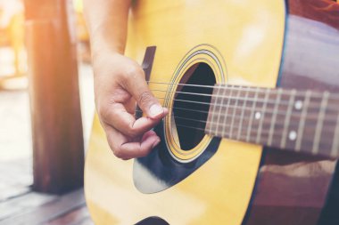 Gitar çalmak adam kontrolden yakın çekim