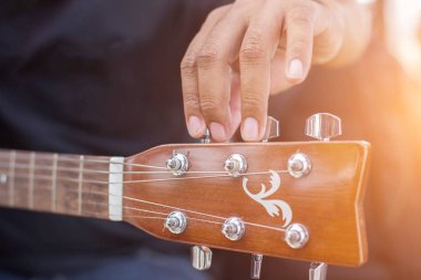 Gitar çalmak adam kontrolden yakın çekim