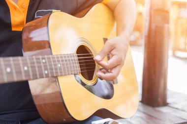 Gitar çalmak adam kontrolden yakın çekim