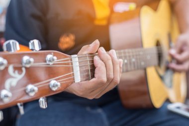 Gitar çalmak adam kontrolden yakın çekim