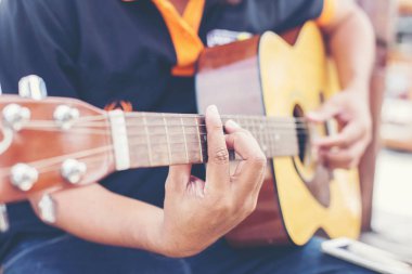 Gitar çalmak adam kontrolden yakın çekim