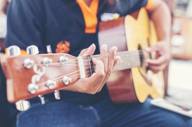 Gitar çalmak adam kontrolden yakın çekim