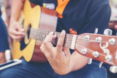 Gitar çalmak adam kontrolden yakın çekim