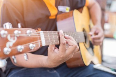 Gitar çalmak adam kontrolden yakın çekim