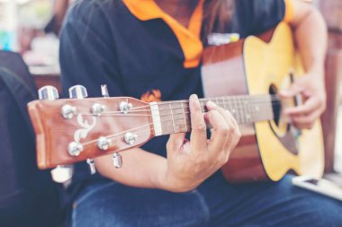 Gitar çalmak adam kontrolden yakın çekim