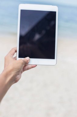 Dijital tablet ile kafeterya masada oturan genç erkek