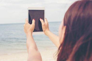 Dijital tablet ile kafeterya masada oturan genç erkek