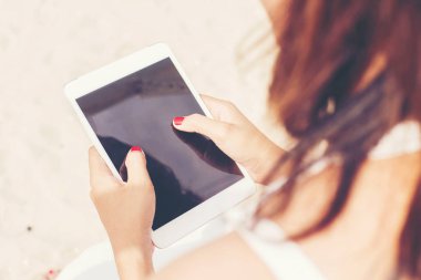 Dijital tablet ile kafeterya masada oturan genç erkek