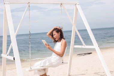 Dijital tablet ile kafeterya masada oturan genç erkek