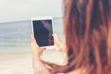 Dijital tablet ile kafeterya masada oturan genç erkek