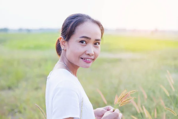 Jonge Vrouw Hef Handen Voor Haar Succes Concept Van Succes — Stockfoto