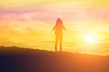 Anne gün batımında kızını gölgelerden çıkardı..