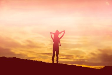 Anne gün batımında kızını gölgelerden çıkardı..