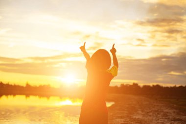 Çocuk siluet, çocuğun sevinç anlar. Doğa günbatımı