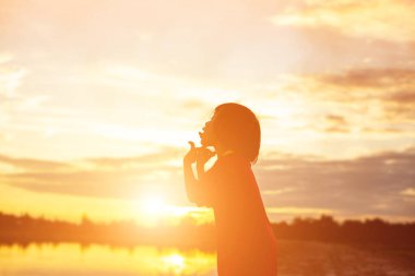 Çocuk siluet, çocuğun sevinç anlar. Doğa günbatımı