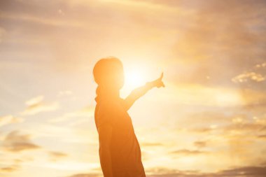 tek başına duran genç bir kadın silüeti