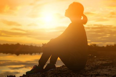 tek başına duran genç bir kadın silüeti