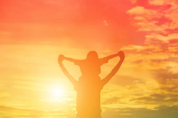 Moeder Moedigde Haar Dochter Aan Uit Schaduw Komen Bij Zonsondergang — Stockfoto