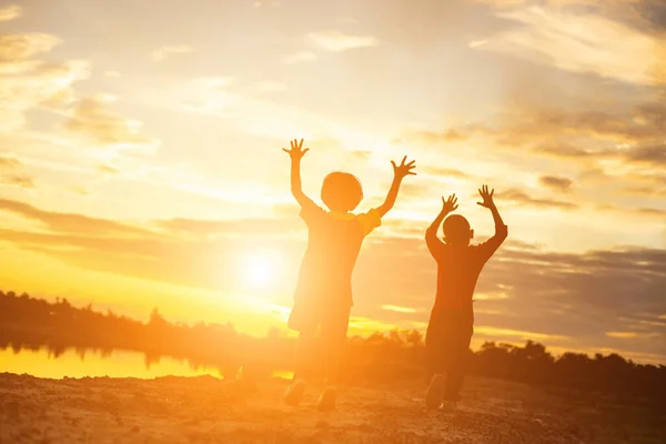 Silueta Niño Momentos Alegría Del Niño Puesta Sol Naturaleza — Foto de Stock