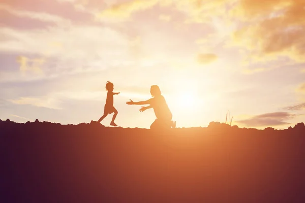 Madre Incoraggiò Sua Figlia Fuori Dall Ombra Tramonto — Foto Stock