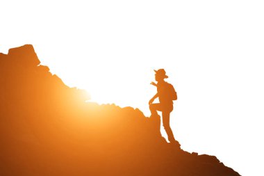 Tek başına duran genç bir adamın silueti.