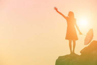 Güzel bir arka plan için dua eden bir kadın silueti.