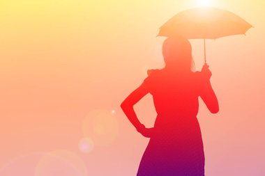 Güzel bir arka plan için dua eden bir kadın silueti.