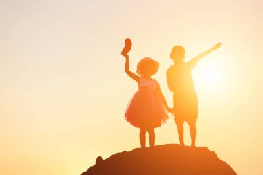 Çocuk siluet, çocuğun sevinç anlar. Doğa günbatımı