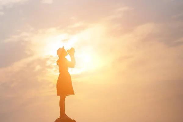美しい空の背景の上に祈る女性のシルエット — ストック写真