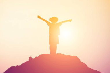 Çocuk siluet, çocuğun sevinç anlar. Doğa günbatımı