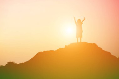 Çocuk siluet, çocuğun sevinç anlar. Doğa günbatımı