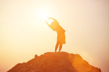 Çocuk siluet, çocuğun sevinç anlar. Doğa günbatımı